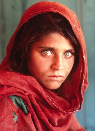 《阿富汗少女》 阿富汗少女由摄影师史蒂夫·麦凯瑞摄于1984年，地点在巴基斯坦，白夏瓦附近的难民营；照片中的女孩-莎尔巴特‧古拉，直到2002年被《国家地理》杂志重新找到之前，浑然不知自己的肖像引起世人广大的回…