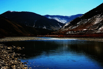 清冽的湖水和料峭的雪山浑然天成