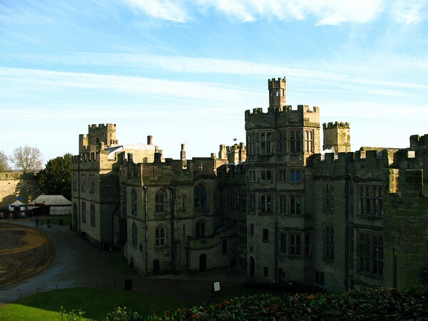 华威城堡（Warwick Castle又译沃里克古堡），是一座位于英国沃里克郡的首邑沃里克的中世纪风格古堡。坐落于断崖边，俯瞰著雅芳河的转弯处。华威城堡是由征服者威廉于1068年所建，属于或邻接着沃里克的盎格鲁撒克逊山丘堡垒（burh）。华威城堡原本是用来作为筑城，直到十七世纪初弗路克·格雷维爵士（Sir Fulke Greville）将其改作乡间别墅（country house）为止。华威城堡原为格雷维家族所有，格雷维并于1759年至1978年间任沃里克伯爵。