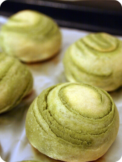 Green tea pasty with sweet red bean filling 抹茶红豆酥