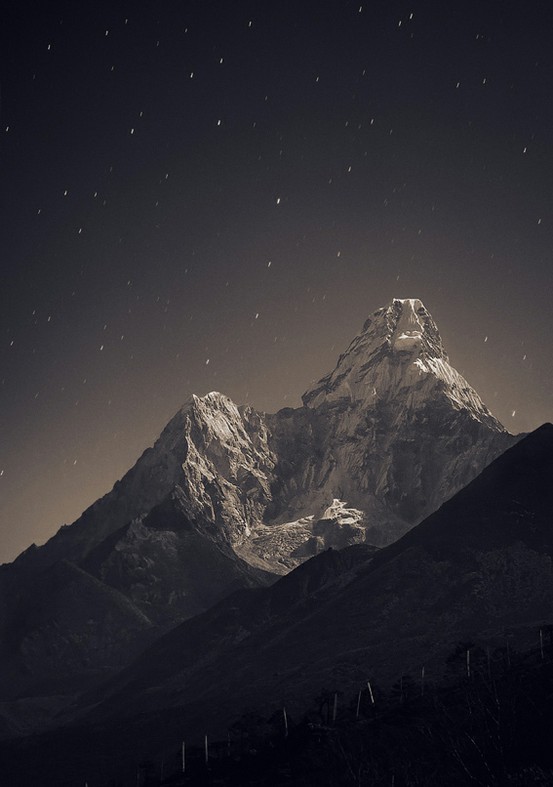 莹白的雪山映着夜晚的星星之火