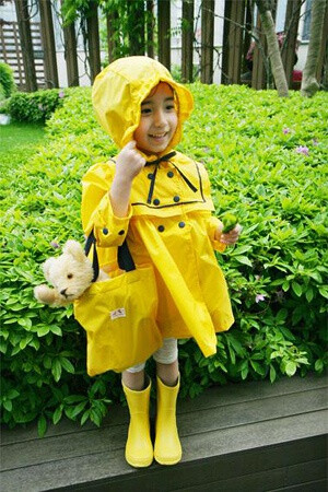 下雨天，穿黄色雨衣