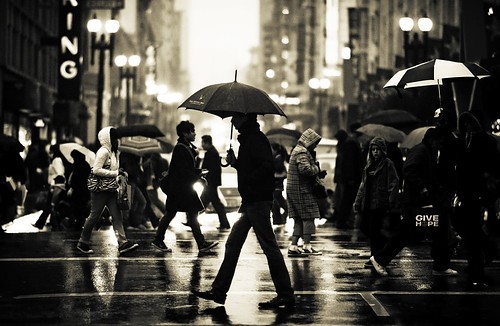 【雨景】行色匆匆。