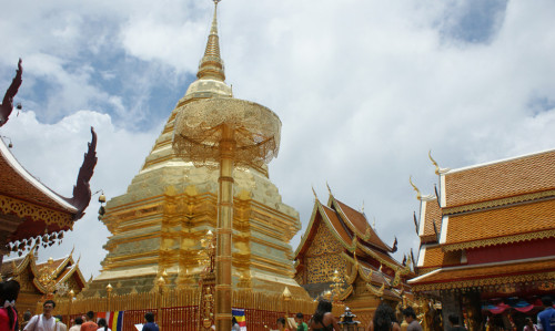 传说，上天赐给清迈的舍利子，一半埋在wat chedi luang，另一半由大象背着走，大象走到这山顶后，原地转三圈倒地而死。清迈王就在这裡建了佛寺，这中央塔裡埋著那大象背著的另半颗舍利子，所以寺中也有一座白象的塑像喔。外头三百级的梯级是一位高僧号名所有清迈人一起建的。所以寺中也有这位高僧的塑像供人膜拜。人人来这寺中，一定要敲鐘，以及围著中央塔顺时鐘走三圈，祈福，以及礼佛。不可错过。