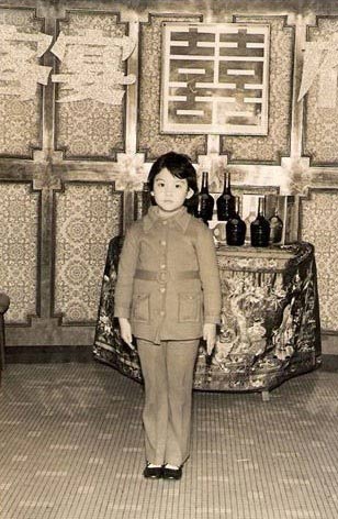 周慧敏是有名的美人，小时候的样子也挺可爱的。