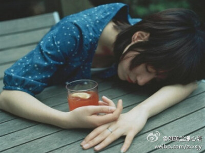 我就是要让你知道，世界上没有什么感同身受，你觉得自己心肝都撕得血淋淋的，肠都铰断了，其实别人一丁点都体会不到，看你表情恐怖，同情一会，接着该高兴还得高兴……别把希望寄托在别人身上，别要求别人懂你的感受…