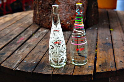 依云的瓶子总是那么漂亮~左边是2008云裳瓶，右边是2010云彩瓶。