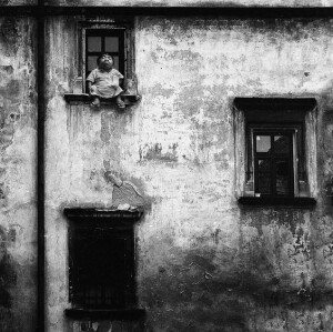 摄影师Aleksander Nasa作品..这个男人是马耳他贫民窟一家餐馆里面的厨师。这一刻，他坐在窗台上抽根烟休息。