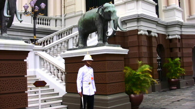 泰国大王宫，好亲切嘅感觉，我仲偷偷地走过去同个站岗嘅soldier合影，哈哈