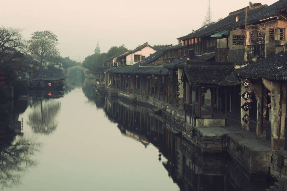 永宁桥上一景，小桥流水人家，与远处的环秀桥遥相呼应。