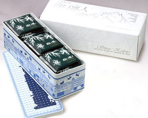 白色恋人是日本特别有名的饼干，因为两片白色的饼干夹着白色的巧克力，所以取名为白色恋人。饼干很酥，巧克力很浓郁，吃到嘴里入口即化，又回味无穷，真的非常好吃。口感清爽，柔和的甜味和香味，吃的人，都喜欢得不行。白色恋人产于北海道，而且只有北海道才能买到。当地的人就特别叮嘱要买白色恋人，说是因为保护北海道的旅游业，所以这种饼干只才北海道限定买，日本其它地方全都没有的，日本人为了吃白色恋人，也非得到了北海道才能买到。