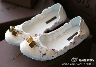 By LOUIS VUITTON。纯净的白色跟经典纹理