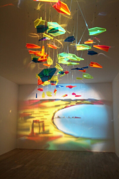 来自阿塞拜疆的艺术家Rashad Alakbarov，使用半透明的材料，利用光的投影，使之在墙上形成一幅图景。目前《纸飞机》这一作品正在伦敦的De Pury画廊展出。