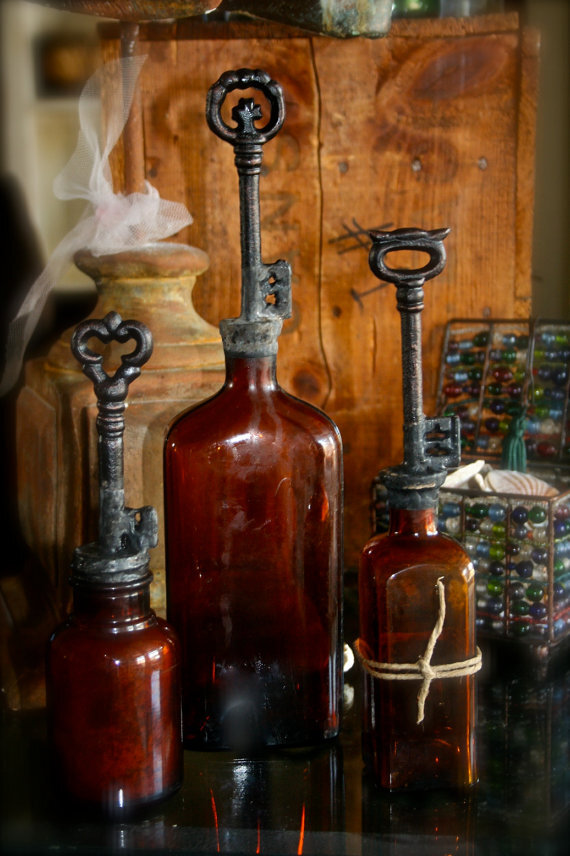 老式三个仿古艺术波希米亚豪华家居装饰的琥珀色玻璃瓶瓶
