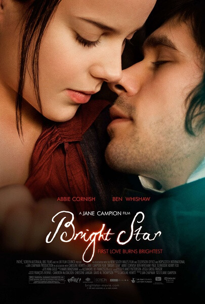 【明亮的星】 Bright Star 美丽的富家女芬尼（Abbie Cornish 艾比·考尼什 饰）沉醉于时尚之中，亲手为自己设计并制作衣物是她最大的乐趣。偶然的一次机会，她看到了隔壁穷小子济慈（本·威士肖 Ben Whishaw 饰）并不畅销的诗集，她被那些字句吸引，于是便寻找一切机会接近那个忧郁的男人。在济慈的影响下，芬尼开始学习和欣赏诗歌，在相处过程中两人深陷情网。然而这段感情从开始就遭到各种反对，在聚少离多的日子里，一对恋人通过书信传达彼此心中的爱恋。归来的济慈送给芬尼订情的戒指，并送给她一首题为《明亮的星》的诗，两人在各种各样反对的声音中继续坚守着这份爱情。不久，济慈的新作