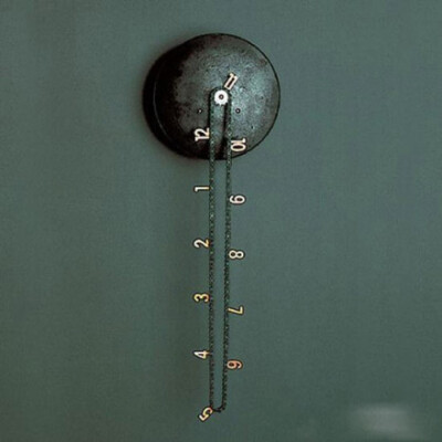 德国设计师 Andreas Dober 设计的传统机械挂钟，没有刻度没有指针，我们可以看到的就是个自行车链条挂着数字，在不停的循环。
