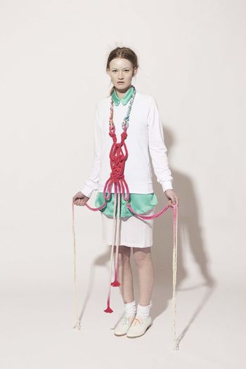 Ruth Holland (MA Fashion Artefact)垃圾再利用的概念不是什么新的东西，但你永远不会猜到，Holland的粉彩色调的脖子糖果了工业废料。字符串和塑料绳，找到自己的方式与传统的绳制作技术被扭曲成多色配置。