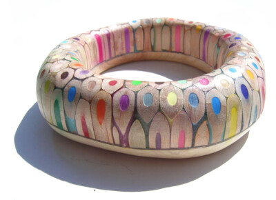 彩色铅笔做的戒指，来自意大利女设计师Maria Cristina Bellucci，简单材质绝佳创意。