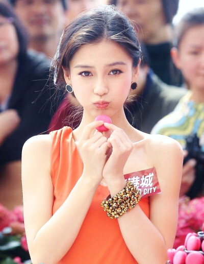 Angelababy 卖萌