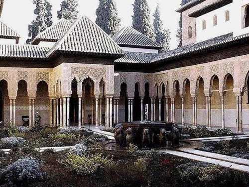 阿尔汉布拉宫（Alhambra Palace），西班牙的著名故宫，为中世纪摩尔人在西班牙建立的格拉纳达王国的王宫。“阿尔汗布拉”，阿拉伯语意为“红堡”。为摩尔人留存在西班牙所有古迹中的精华，有“宫殿之城”和“世界奇?！敝啤Ｊ冀ㄓ?3世纪阿赫马尔王及其继承人统治期间。