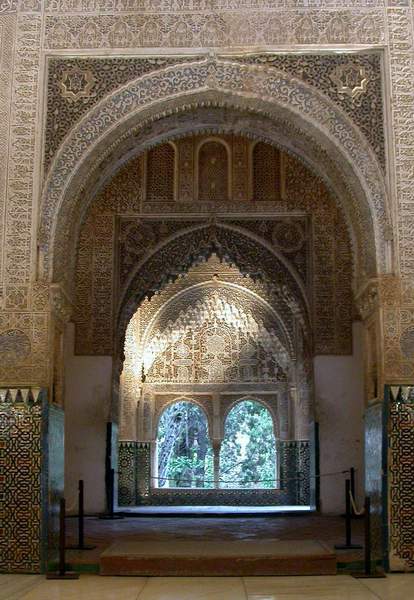 阿尔汉布拉宫（Alhambra Palace），西班牙的著名故宫，为中世纪摩尔人在西班牙建立的格拉纳达王国的王宫。“阿尔汗布拉”，阿拉伯语意为“红堡”。为摩尔人留存在西班牙所有古迹中的精华，有“宫殿之城”和“世界奇迹”之称。始建于13世纪阿赫马尔王及其继承人统治期间。