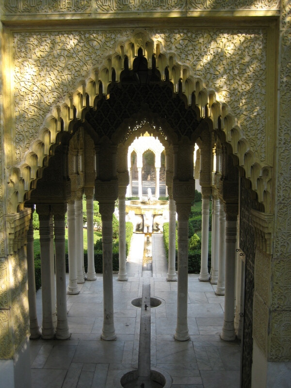 阿尔汉布拉宫（Alhambra Palace），西班牙的著名故宫，为中世纪摩尔人在西班牙建立的格拉纳达王国的王宫?！鞍⒍共祭?，阿拉伯语意为“红堡”。为摩尔人留存在西班牙所有古迹中的精华，有“宫殿之城”和“世界奇迹”之称。始建于13世纪阿赫马尔王及其继承人统治期间。