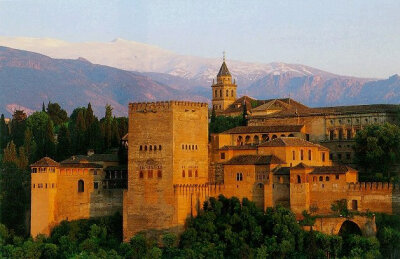 阿尔汉布拉宫（Alhambra Palace），西班牙的著名故宫，为中世纪摩尔人在西班牙建立的格拉纳达王国的王宫?！鞍⒍共祭?，阿拉伯语意为“红堡”。为摩尔人留存在西班牙所有古迹中的精华，有“宫殿之城”和“世界奇…