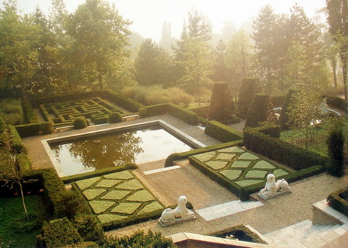 阿尔汉布拉宫（Alhambra Palace），西班牙的著名故宫，为中世纪摩尔人在西班牙建立的格拉纳达王国的王宫。“阿尔汗布拉”，阿拉伯语意为“红堡”。为摩尔人留存在西班牙所有古迹中的精华，有“宫殿之城”和“世界奇?！敝啤Ｊ冀ㄓ?3世纪阿赫马尔王及其继承人统治期间。