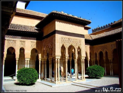 阿尔汉布拉宫（Alhambra Palace），西班牙的著名故宫，为中世纪摩尔人在西班牙建立的格拉纳达王国的王宫?！鞍⒍共祭?，阿拉伯语意为“红堡”。为摩尔人留存在西班牙所有古迹中的精华，有“宫殿之城”和“世界奇…