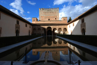 阿尔汉布拉宫（Alhambra Palace），西班牙的著名故宫，为中世纪摩尔人在西班牙建立的格拉纳达王国的王宫?！鞍⒍共祭保⒗镆馕昂毂ぁ?。为摩尔人留存在西班牙所有古迹中的精华，有“宫殿之城”和“世界奇…