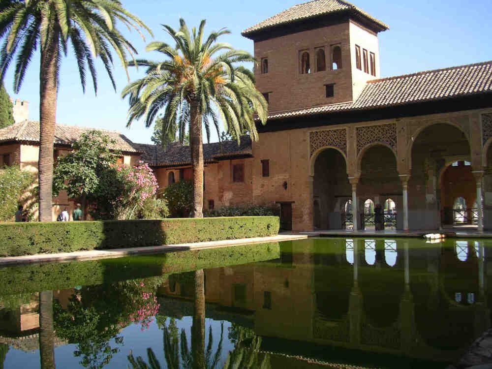 阿尔汉布拉宫（Alhambra Palace），西班牙的著名故宫，为中世纪摩尔人在西班牙建立的格拉纳达王国的王宫?！鞍⒍共祭?，阿拉伯语意为“红堡”。为摩尔人留存在西班牙所有古迹中的精华，有“宫殿之城”和“世界奇?！敝?。始建于13世纪阿赫马尔王及其继承人统治期间。