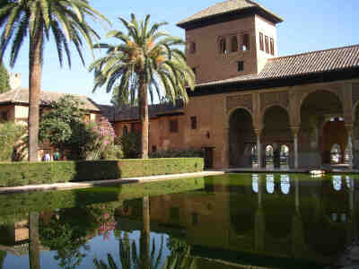 阿尔汉布拉宫（Alhambra Palace），西班牙的著名故宫，为中世纪摩尔人在西班牙建立的格拉纳达王国的王宫。“阿尔汗布拉”，阿拉伯语意为“红堡”。为摩尔人留存在西班牙所有古迹中的精华，有“宫殿之城”和“世界奇…