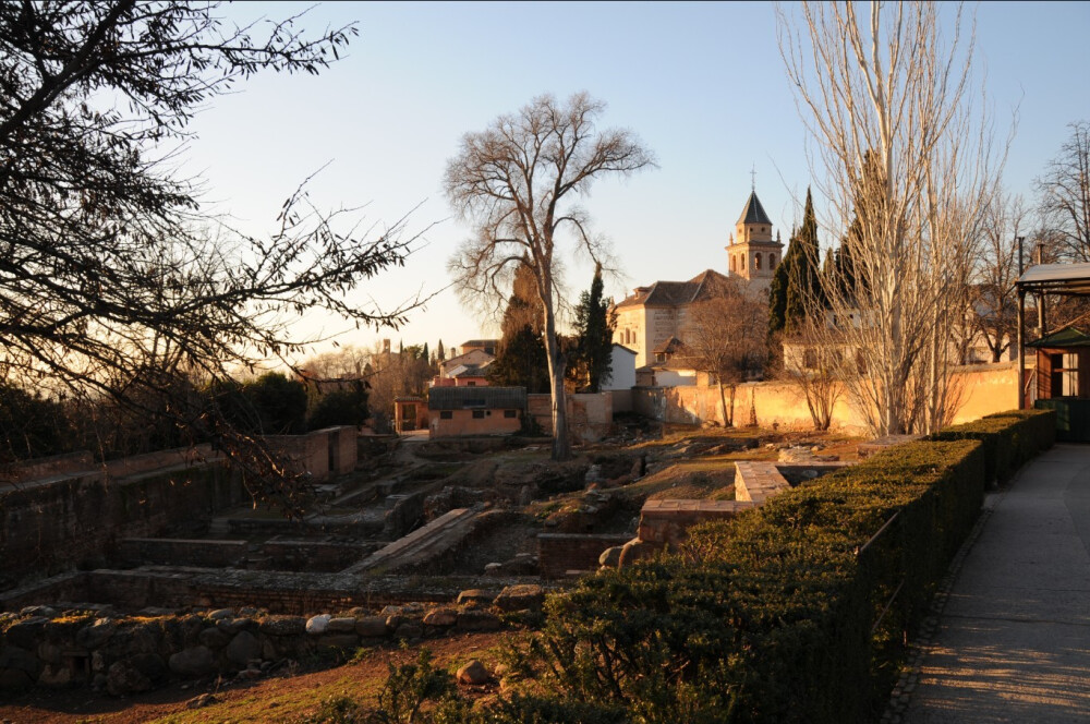 阿尔汉布拉宫（Alhambra Palace），西班牙的著名故宫，为中世纪摩尔人在西班牙建立的格拉纳达王国的王宫。“阿尔汗布拉”，阿拉伯语意为“红堡”。为摩尔人留存在西班牙所有古迹中的精华，有“宫殿之城”和“世界奇迹”之称。始建于13世纪阿赫马尔王及其继承人统治期间。