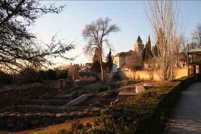 阿尔汉布拉宫（Alhambra Palace），西班牙的著名故宫，为中世纪摩尔人在西班牙建立的格拉纳达王国的王宫。“阿尔汗布拉”，阿拉伯语意为“红堡”。为摩尔人留存在西班牙所有古迹中的精华，有“宫殿之城”和“世界奇…