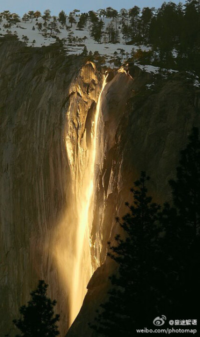 旅途絮语：Horsetail Falls in Yosemite 每年只有二月份的几天，当太阳与瀑布达到一定的角度是就会出现这种奇观 犹如瀑布着火一般