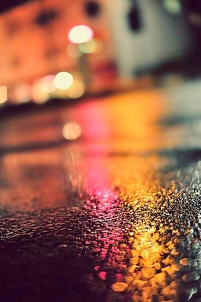 街道的铁门被拉上、只剩转角霓虹灯还在闪。 这城市的小巷、雨下一整晚。街道的铁门被拉上、只剩转角霓虹灯还在闪。 这城市的小巷、雨下一整晚。