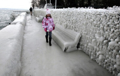 2012年2月5日，日内瓦附近的威尔苏瓦城莱蒙湖岸边，一个女孩从冰雪覆盖的小道穿行。（路透社/Denis Balibouse）