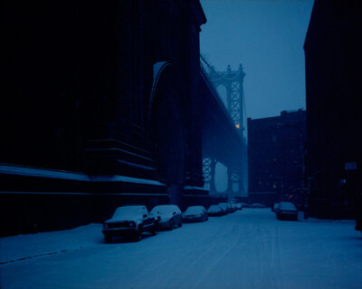 【摄影】《Manhattan Bridge at Night》（夜晚的曼哈顿桥），来自英国摄影师Jonathan Smith，2005年拍摄于纽约，这是他系列作品《The Bridge Project: NYC》（纽约大桥项目）中的一幅，更多可参见官网：http://t.cn/…