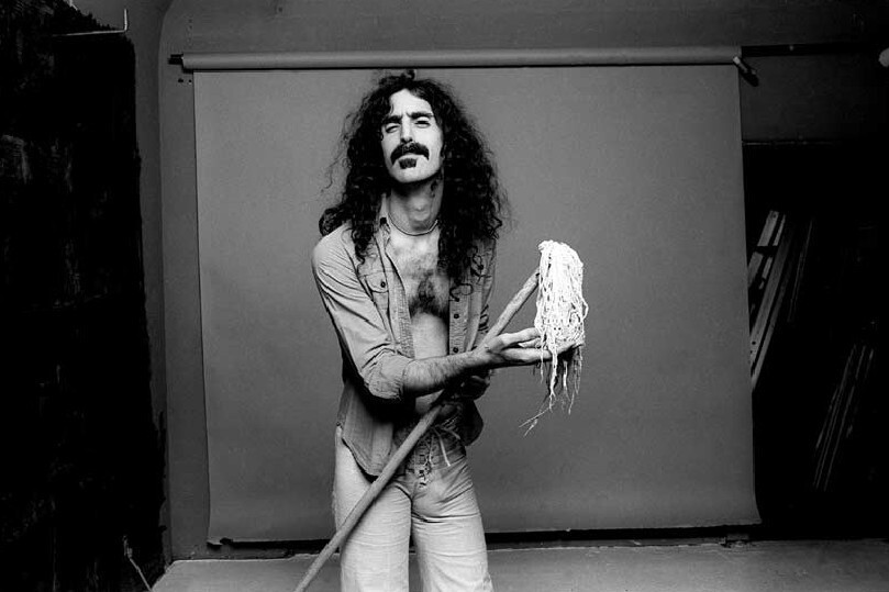 Frank Zappa，洛杉矶，1976。弗兰克·扎帕（1940年12月21日- 1993年12月4日），美国作曲家、创作歌手、电吉他手、唱片制作人、电影导演。在他超过30年的职业生涯中，他的音乐作品涵盖了摇滚、爵士、电子、管弦乐和具体音乐等风格。同时弗兰克·扎帕还参与导演长片电影和音乐视频，设计专辑封面等事业。他在The Mothers of Invention乐队和单独发展时期制作并发行了超过60张专辑。