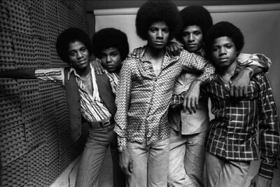 The Jackson 5，洛杉矶，1978。成立于1965年，这是天王MJ事业的起点。这一组合包括——杰克、提托、杰梅因、马伦和迈克尔，1984年他们进行了最后一次巡演，之后大家各奔前程。1990年正式宣布解散。