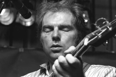 范·莫里森Van Morrison，旧金山，1979。英国传奇音乐人，堪称全才，身兼作词家、作曲家、歌手，乐器演奏者，能演奏吉他、口琴等8种不同乐器。
