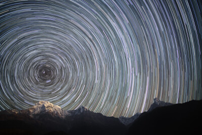 旋转的夜空：喜马拉雅山脉上空旋转的星空痕迹。乌克兰摄影师贾科维花费数月时间才拍到这张作品。