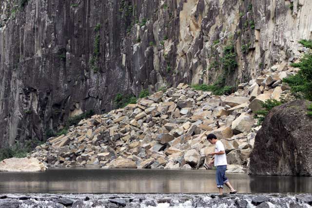 宮城県白石市「小原の材木岩」 変わる景観 変わらぬ思い 縦長に無数の亀裂が入り、巨大な角材をはり付けたような岩壁が続く宮城県白石市の「小原の材木岩」。国の天然記念物でもある奇観は、東日本大震災とその余震で大きく表情を変えた。激しい揺れで一部が崩落、長年、風雨にさらされ灰色だった断崖の表面がはがれ、新しく顔を出したクリーム色の岩との“ツートーン”になったのだ。