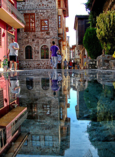  摄影师MyOakForest在土耳其安塔利亚市（Antalya）的大街，在黑色石板地浇上水，拍摄下了这张绝美的照片~