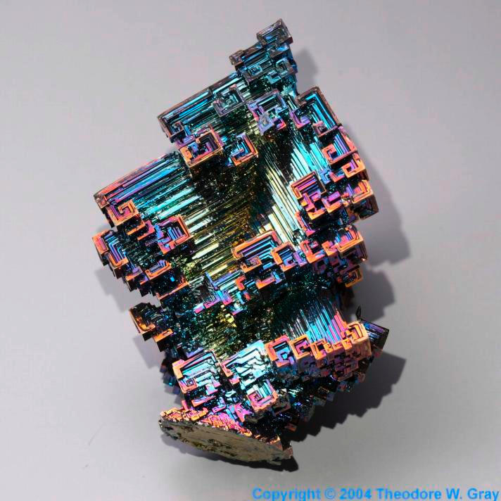 铋是一种稀有金属，英文名：bismuth ，化学符号Bi，原子序数83，原子量208.98037，属周期系ⅤA 族。铋的合成晶体非常美丽，表面通常有非常薄并闪光的氧化层。