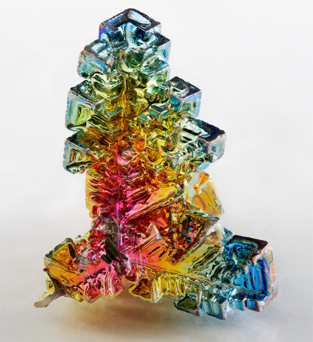 铋是一种稀有金属，英文名：bismuth ，化学符号Bi，原子序数83，原子量208.98037，属周期系ⅤA 族。铋的合成晶体非常美丽，表面通常有非常薄并闪光的氧化层。