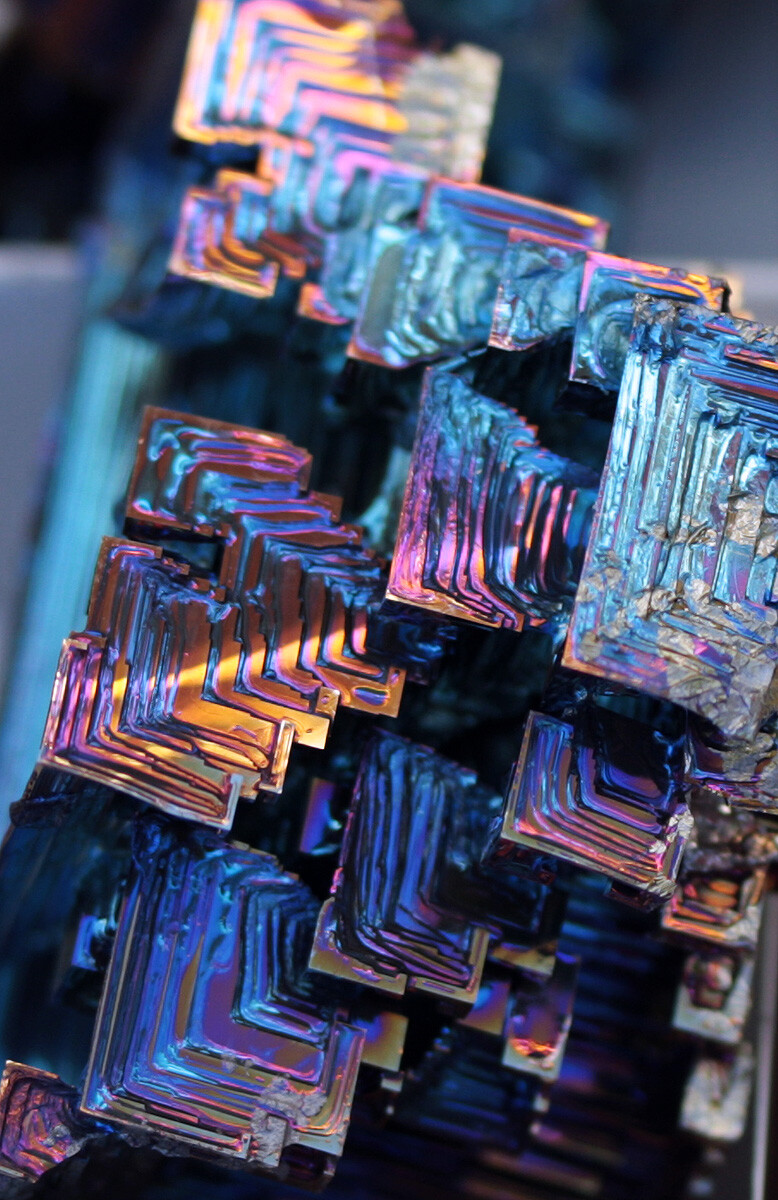 铋是一种稀有金属，英文名：bismuth ，化学符号Bi，原子序数83，原子量208.98037，属周期系ⅤA 族。铋的合成晶体非常美丽，表面通常有非常薄并闪光的氧化层。