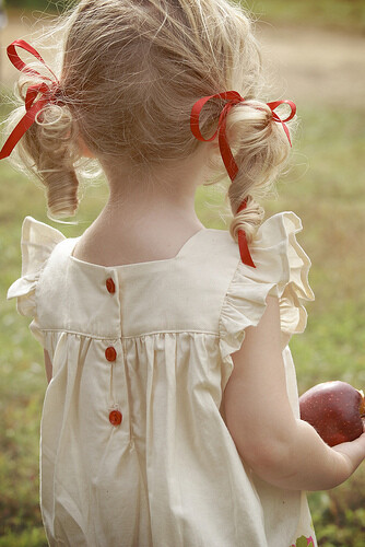 棉质的小裙子，百褶袖，背后红色纽扣点缀设计，可爱简单又方便穿着~