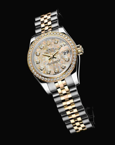 For Her ROLEX Lady Datejust “经典”这个词，是对眼前这款女装表的最佳诠释。直径为 36 毫米的表壳内容纳着经过 COSC 瑞士精密测试中心认可的机械式自动机芯。腕表具有防水 100 米的功能。在表壳材质方面，备…