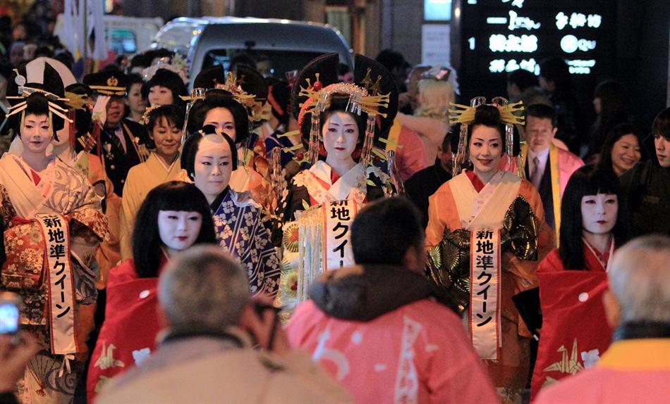 商売繁盛や招福を願う「節分お水汲み祭り」が３日、大阪市北区の堂島薬師堂周辺で行われ、芸者らが舞を奉納するなどし、節分ムードを盛り上げた。祭りは薬師堂の「お水汲み祭り」と曽根崎新地の伝統行事「節分祭」を統合した行事で、今年で９回目。